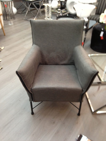 כורסא צ'ארלי. כורסא עשויה מתכת צבועה בתנור בצבע בשחור, מרופדת בבד/עור.