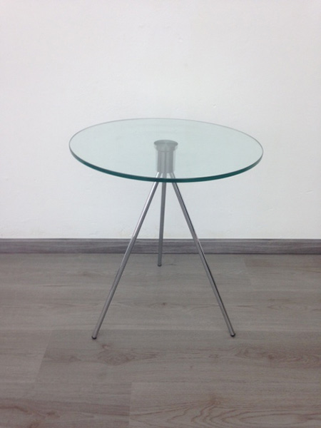 BESTO. רהיטי יוקרה. שולחן צד עגול עשוי רגלי ניקל בשילוב זכוכית שקופה.
