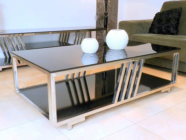 שולחן סלון נירוסטה - דולצ'ה. שולחן סלון עשוי נירוסטה. בחלק העליון זכוכית שחורה.<br>בחלק התחתון פלטת עץ צבועה באפוקסי שחור מבריק.