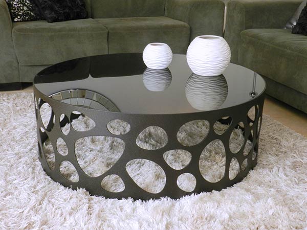 שולחן סלון עגול - קרלו. שולחן סלון עגול עשוי מתכת שחורה<br>בשילוב זכוכית שחורה.