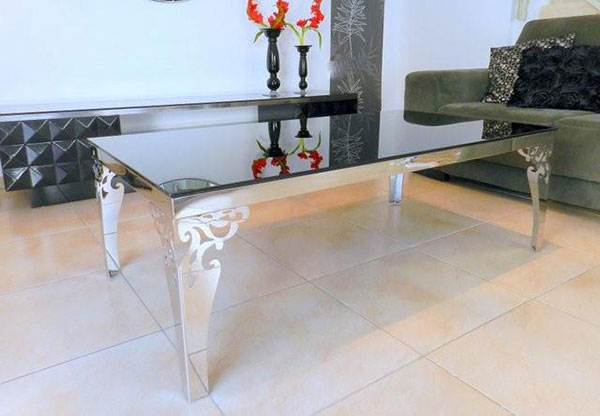 שולחן סלון נירוסטה. שולחן סלון עשוי נירוסטה עם רגליים מעוטרות בשילוב זכוכית שחורה.